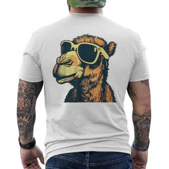 Camel With Sunglasses Gray T-Shirt mit Rückendruck - Geschenkecke