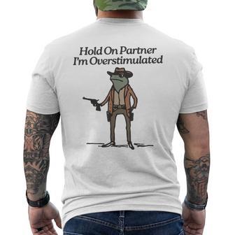 Hold On Partner I'm Overstimulated Cowboy Frogintage Gray T-Shirt mit Rückendruck - Geschenkecke