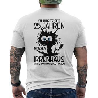 Ich Arbeite Seit 25 Jahren In Diesem Irrenhaus Gray T-Shirt mit Rückendruck - Geschenkecke