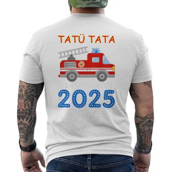 Kinder Feuerwehr Kindergarten 2025 Ich Komme Tatü Tata Kiga Kita T-Shirt mit Rückendruck - Geschenkecke