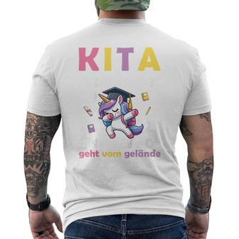 Kinder Kita Abgänger 2025 Schulkind Einschulung Schule Bye Bye Kiga T-Shirt mit Rückendruck - Geschenkecke