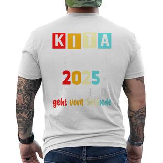 Kinder Kita Abgänger 2025 Schulkind Einschulung Schule Letzter Tag T-Shirt mit Rückendruck - Geschenkecke