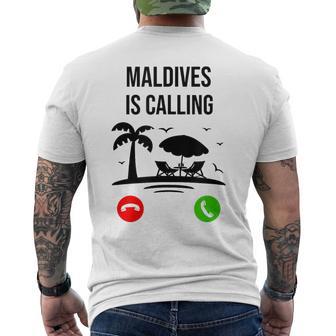 Maldives Calls Souvenir Holiday Travel Summer T-Shirt mit Rückendruck - Geschenkecke