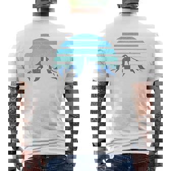 Montagne De L'everest Dans Un Styleintage Avec Un Fond Bleu T-shirt imprimé au dos - Cadeauxyz