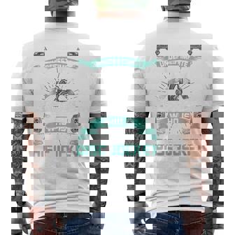 Ne Sous-Estimez Jamais Unieil Homme Qui Est Aussi Disc-Jockey T-shirt imprimé au dos - Cadeauxyz