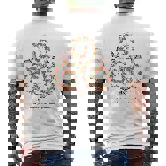 Triskel Triskel Triple Spirale Motif Fleurs Et Papillons T-shirt imprimé au dos - Cadeauxyz