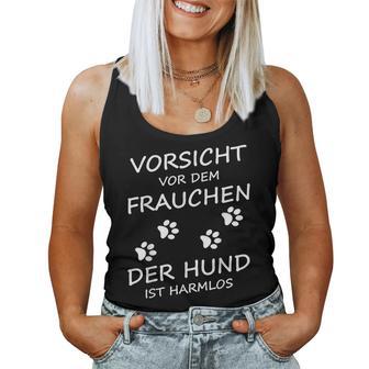 Vorsichtor Dem Frauchen Der Hund Ist Harmlos Gassi Women's Tank Top Frauen - Geschenkecke