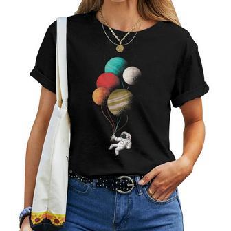 Astronaut With Planets Balloons In Space Women's T-shirt Frauen - Geschenkecke