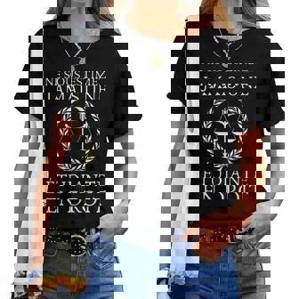 Ne Sous Estimez Jamais Une Etudiante En Droit Avocate Humour T-shirt femme - Cadeauxyz