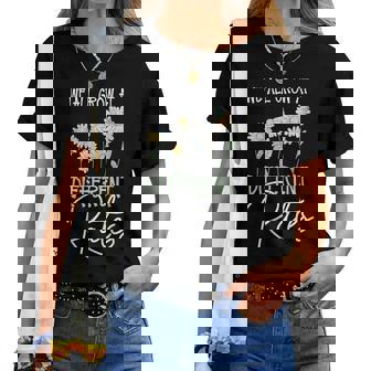 Professeur D'éducation Spéciale Nous Grandissons Tous À Des Taux Différents T-shirt femme - Cadeauxyz