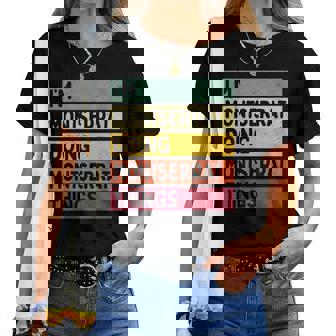 Soy Montserrat Haciendo Cosas De Montserrat Nombre Personalizado Divertido Cuello Camiseta de mujer - Regaloses