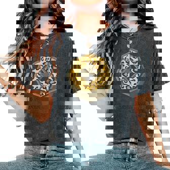 Jolie Lettre O Initiale Nom Léopard Imprimé Animal T-shirt oversize confortable pour femme - Cadeauxyz