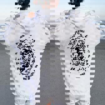 Les Filles Les Plus Effrayantes Sont Nées En 1998 Skull And Roses Sweat à capuche oversize pour femme avec imprimé dans le dos - Cadeauxyz