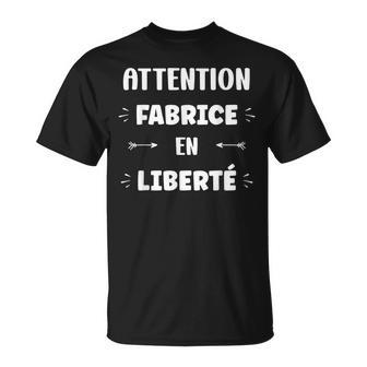 Attention Fabrice En Liberté Prénom Citation Fabrice T-Shirt - Cadeauxyz