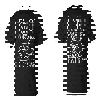 It's Not Drinking Alone If The Cat Is Home Camiseta unisex - Regaloses