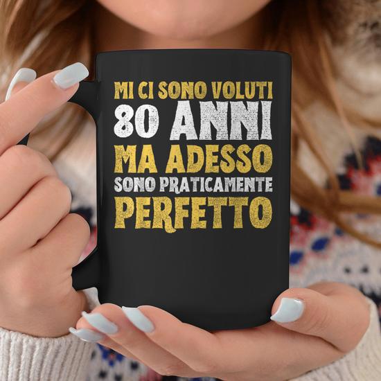 Tazza 80° Compleanno Con Scritta Tedesca '80 Jahre Zur Perfektion Gereift' - Ceramica 330 Ml, Regalo Per Donne E Uomini, Made In Germany