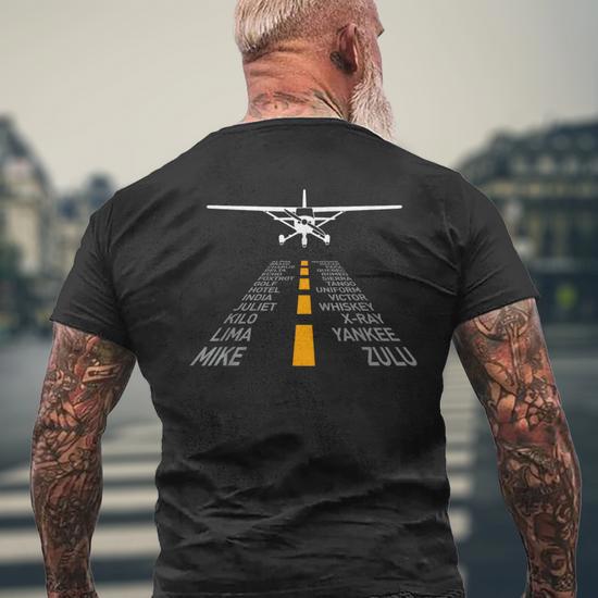 Camiseta De Avión En Pista Con Alfabeto Fonético – Regalo Para Pilotos E Ingenieros Aeronáuticos