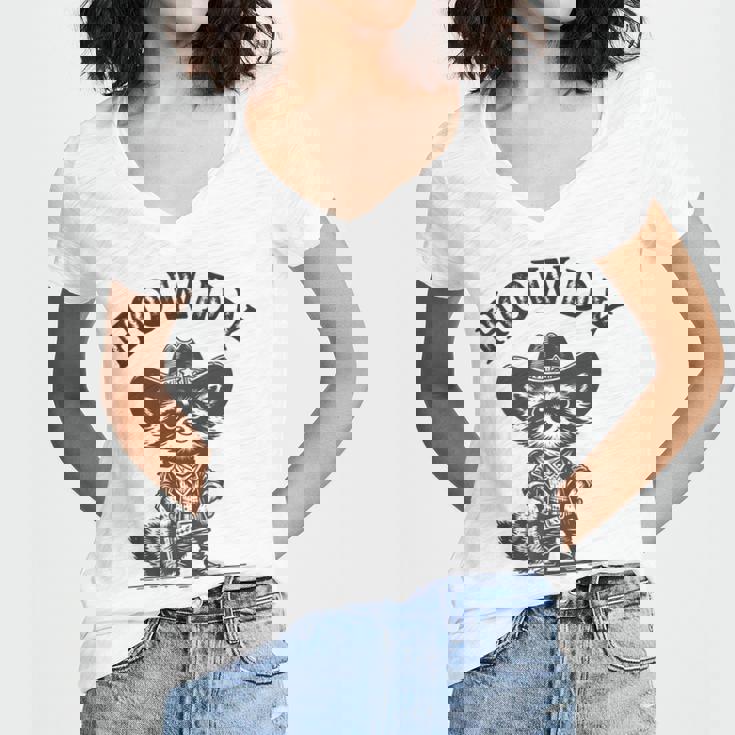 Howdy Raccoon Women's V-Neck T-Shirt - Fun Cowboy Animal Design