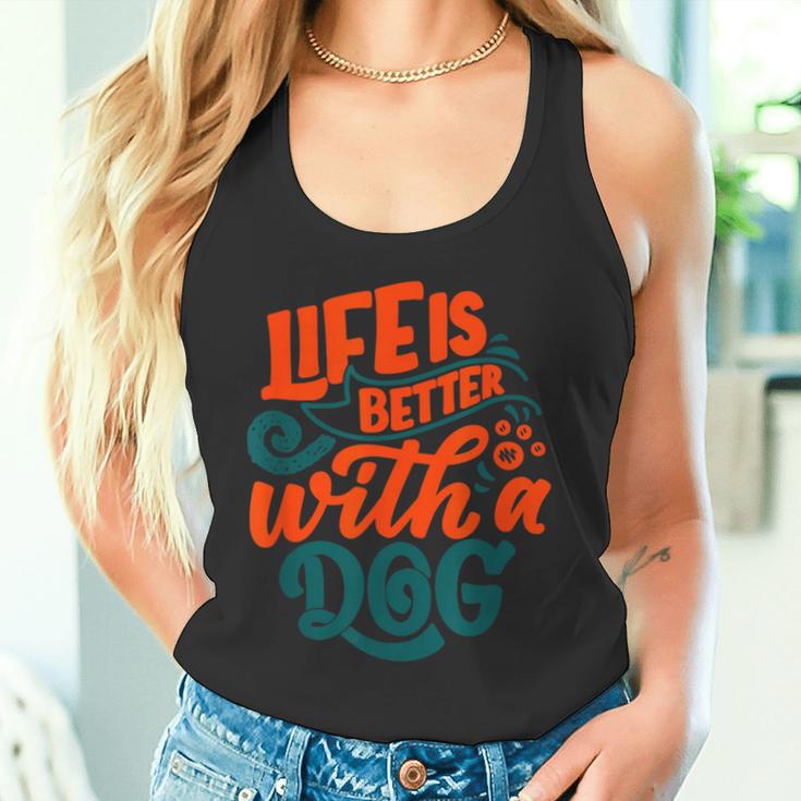 Laida Es Mejor Con Un Perro De Perros Disfruta De Los Perros Citas Camiseta sin mangas