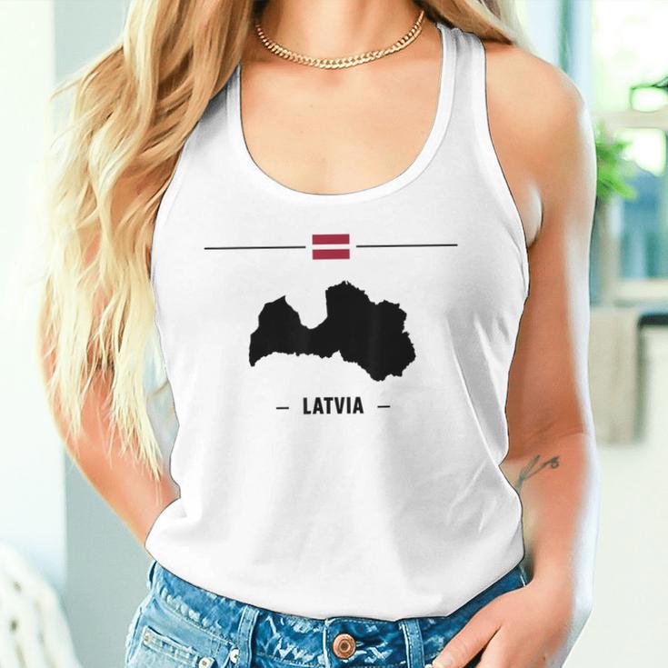 Lettische Flagge Mit Landkarte Und Name Des Landes Lettland Tank Top