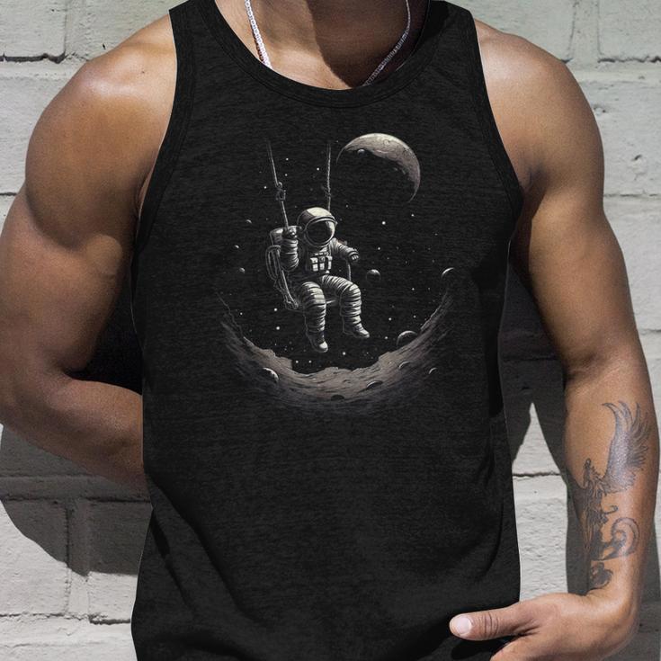 Astronaut Sitting On A Swing In Space Stars Moon Tank Top Geschenke für Ihn