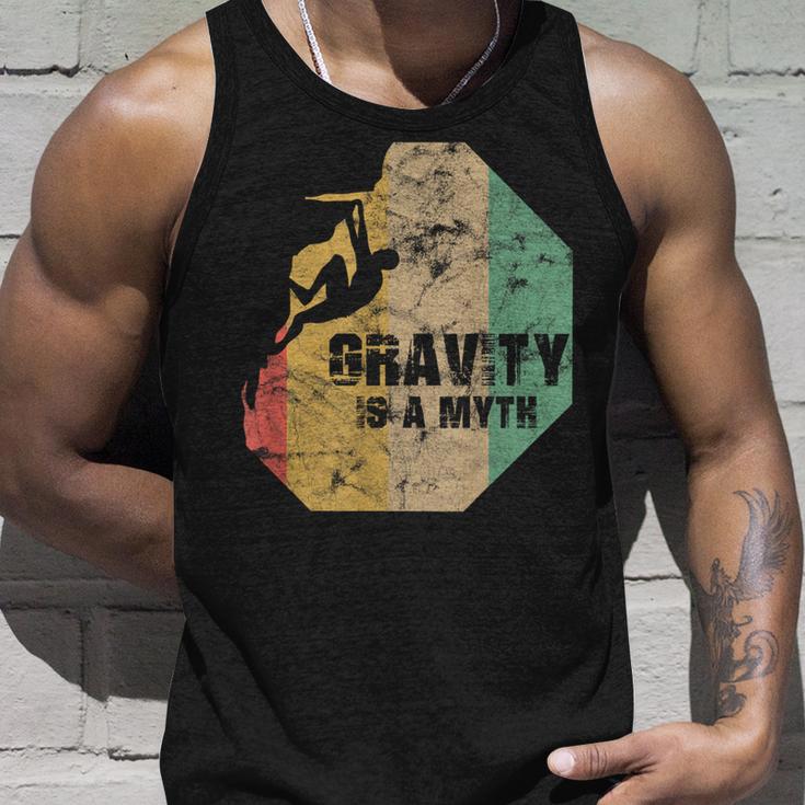 Bouldering Climbing Fun Gravity Is A Myth Tank Top Geschenke für Ihn