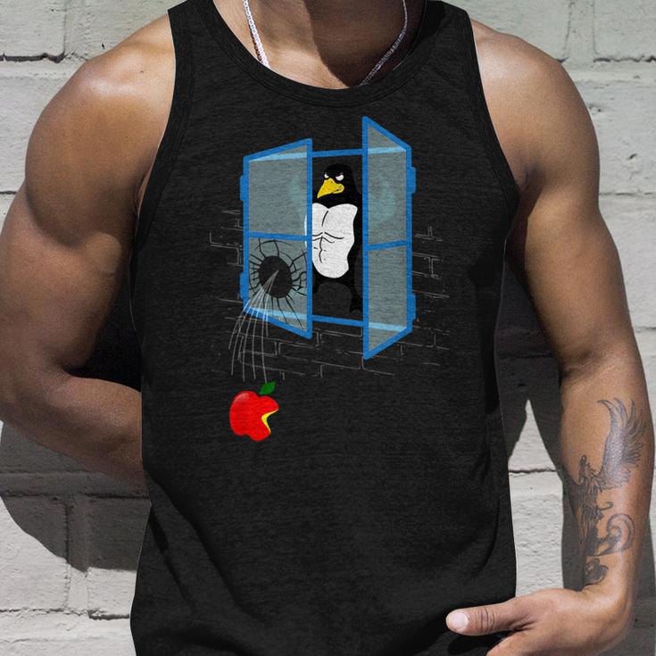 Brawny Linux Penguin Smashed Window With Bitten Apple Tank Top Geschenke für Ihn