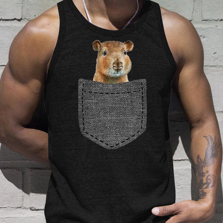 Capybara In Chest Pocket Capybara Tank Top Geschenke für Ihn