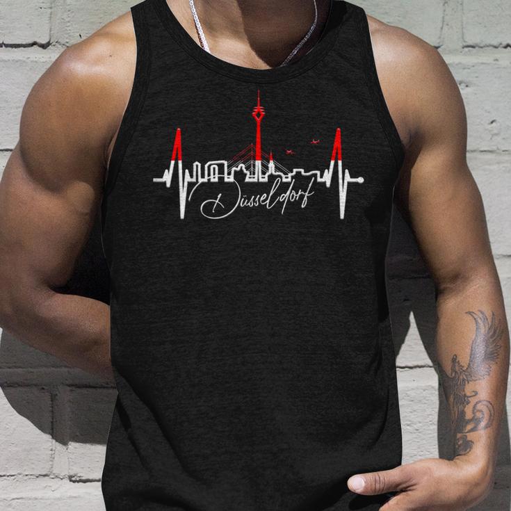 Düsseldorf Skyline Heartbeat Heart I Love Düsseldorfer Tank Top Geschenke für Ihn