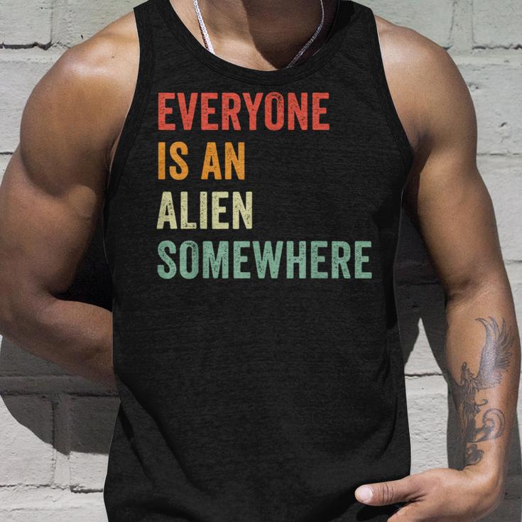 Everyone Is An Alien Somewhere Tank Top Geschenke für Ihn