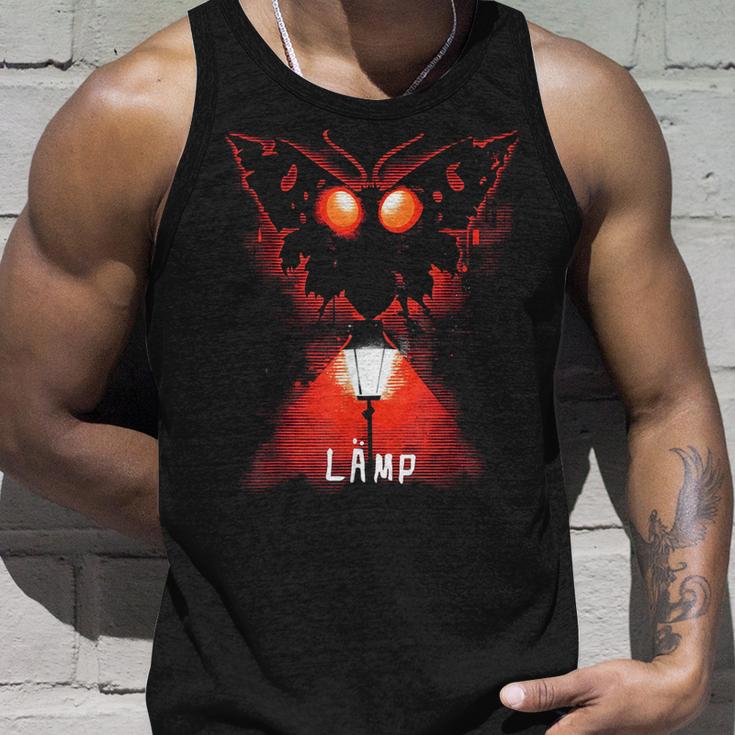 Mothman Moth Lamp Weirdcore Oddly Specific Meme Tank Top Geschenke für Ihn