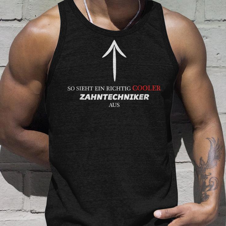 With Text So Looks Ein Richtig Cooler Zahntechniker Aus Tank Top Geschenke für Ihn