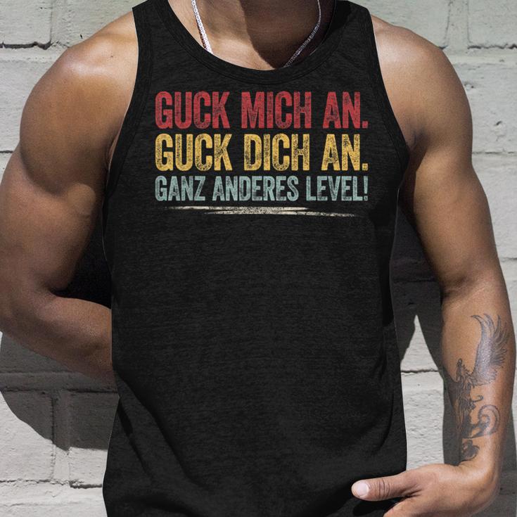 Guck Mich An Guck Dich An Ganz Anderes Level Tank Top Geschenke für Ihn