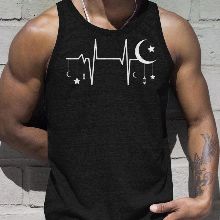 Heartbeat Of Faith – Islamic Crescent And Lantern Tank Top Geschenke für Ihn