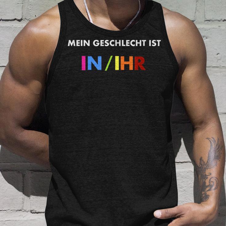 Humorous Statement My Gender Is InIhr Tank Top Geschenke für Ihn