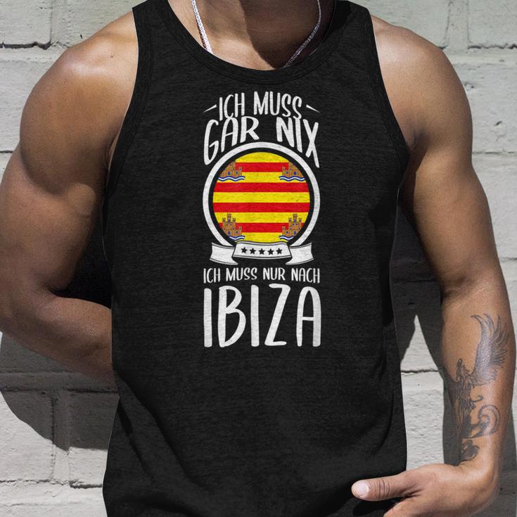 Ich Muss Gar Nix Ich Muss Nur After Ibiza Holiday Travel Tank Top Geschenke für Ihn