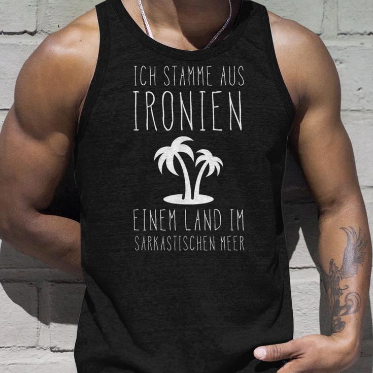 Ich Stamme Aus Ironien Einem Land Am Sarkastische Meerer Tank Top Geschenke für Ihn