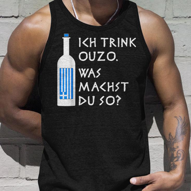 Ich Trink Ouzo Was Machst Du So Greek Ouzo Bottle Tank Top Geschenke für Ihn