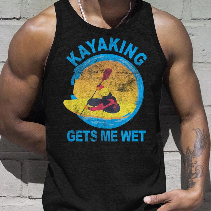 Kayaking Gets Me Wet Tank Top Geschenke für Ihn