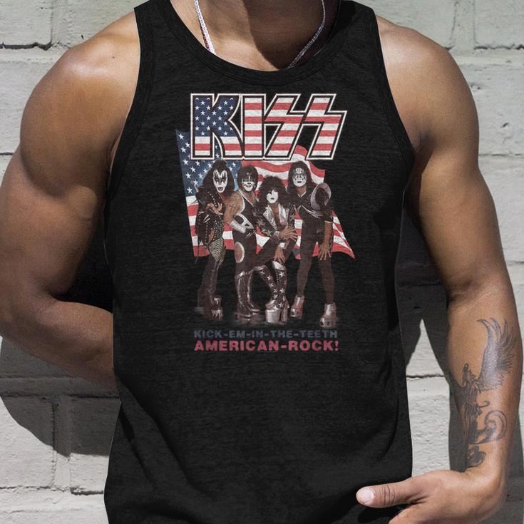 Kiss Kick Em In The Th Tank Top Geschenke für Ihn