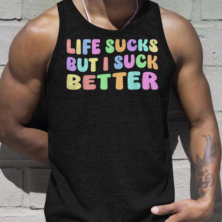 Life Sucks But I Suck Better Saying For Adults Humour Tank Top Geschenke für Ihn