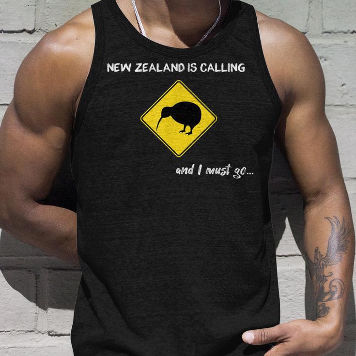 New Zealand Is Calling New Zealand Kiwi Backpacker Tank Top Geschenke für Ihn