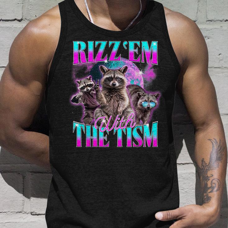 Rizz Em With The Tism Retrointage Raccoon Meme Tank Top Geschenke für Ihn