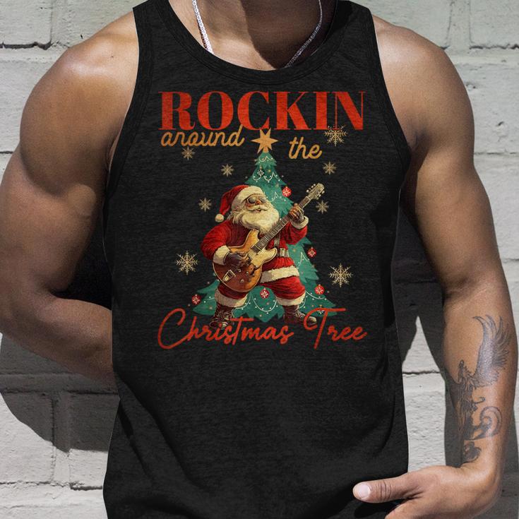 Rocking Around The Christmas Tree Santa Rock And Roll Guitar Tank Top Geschenke für Ihn