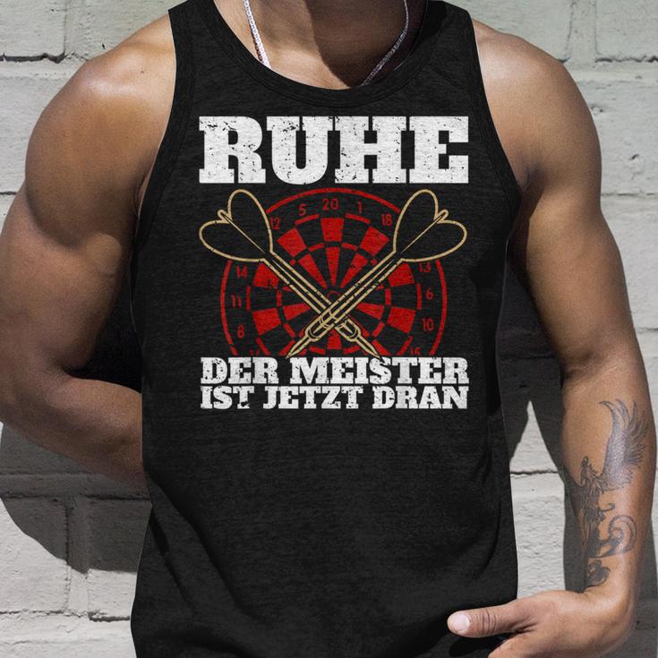 With Ruhe Der Meister Ist Dran Dart Player Tank Top Geschenke für Ihn