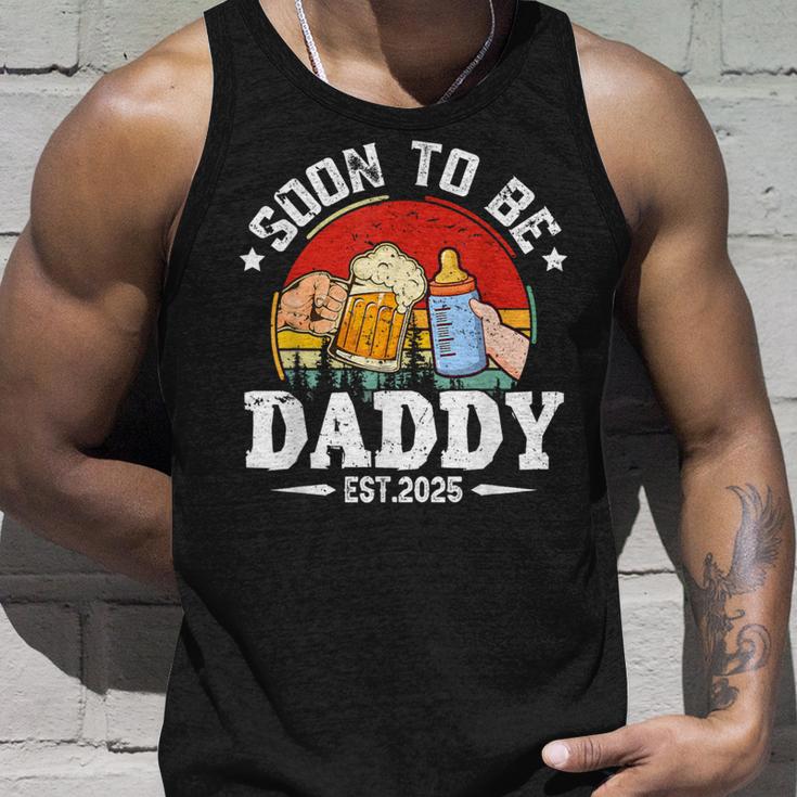 Soon To Be Daddy 2025 Retro Pregnancy Announcement Dad Tank Top Geschenke für Ihn