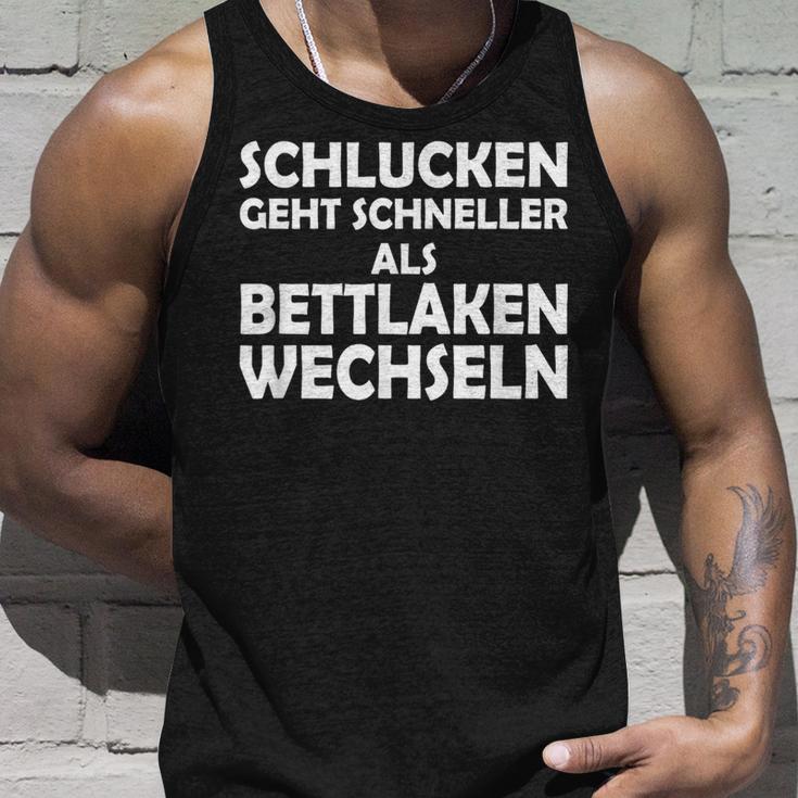 Swallowing Goes Faster Than Changing Bed Sheets S Tank Top Geschenke für Ihn