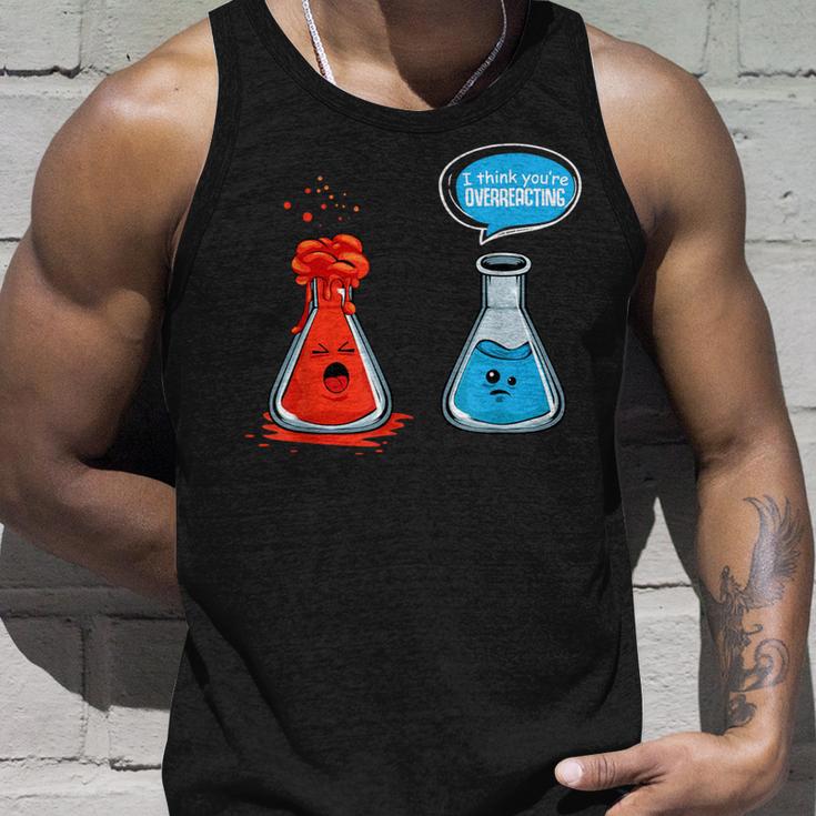 I Think Youre Overreacting Chemistry Lab Chemist Tank Top Geschenke für Ihn