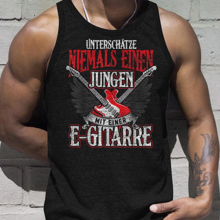 Underestimate A Boy With An Electric Guitar Tank Top Geschenke für Ihn