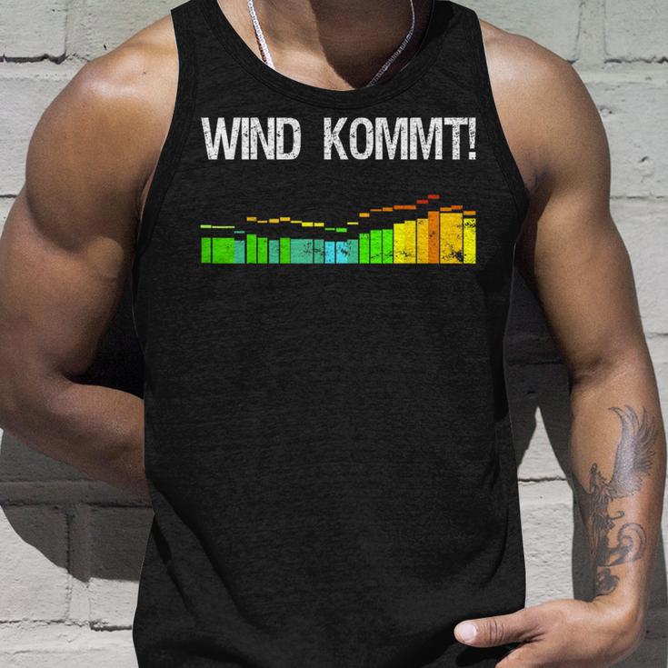 Wind Comes Kiter Surfer Saying Kitesurfer Windsurf Tank Top Geschenke für Ihn